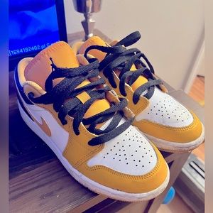 Jordan 1 Low Taxi. My son only used them 2 times. Like new